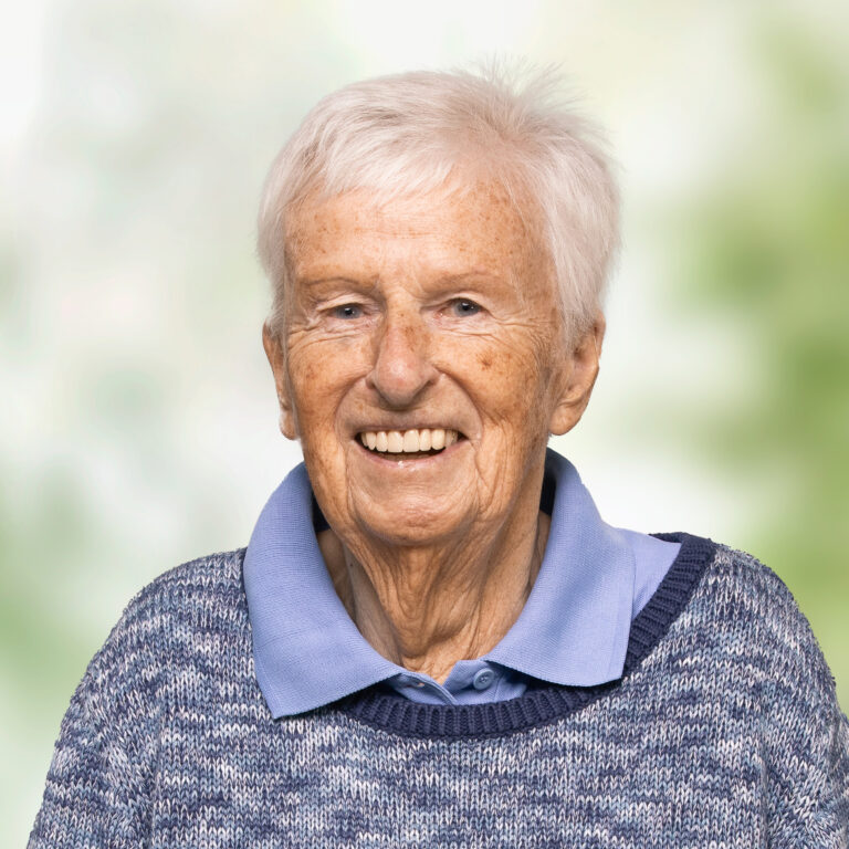 GRÜNE gratulieren Ilse Saile mit 90 Bäumchen zum 90. Geburtstag